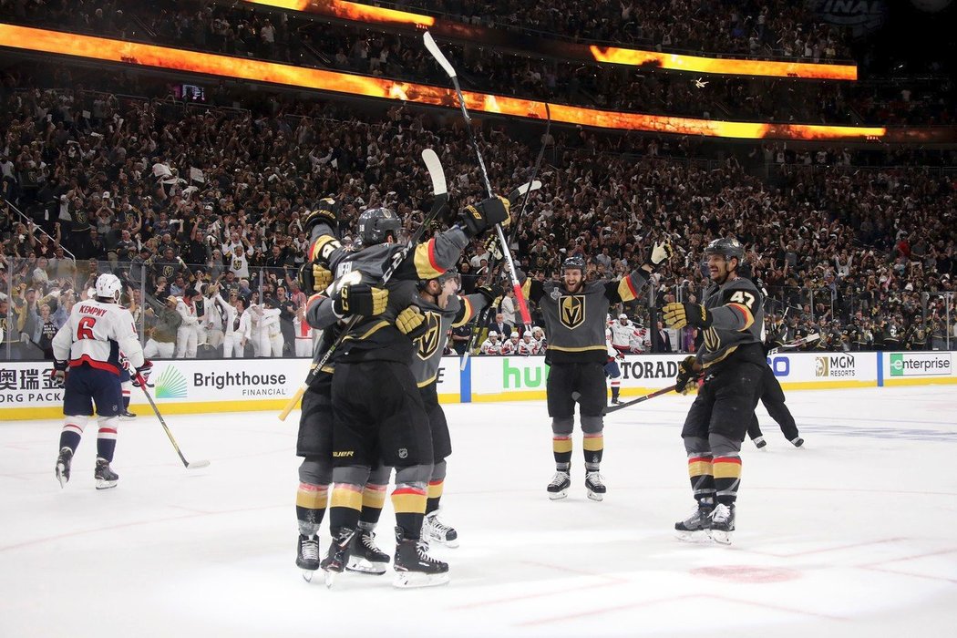 Hokejisté Vegas Golden Knights se radují z prvního gólu ve druhém zápase.