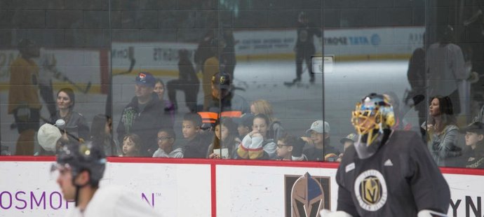 Fanoušci mohou přijímat autogramy od borců Vegas pouze uvnitř tréninkového stadionu