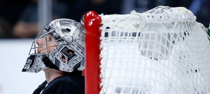 Jonathan Quick předvedl v zápase v Edmontonu úžasný zákrok. Otázkou zůstává, zda puk už nepřekročil brankovou čáru