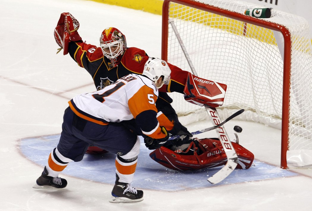 Frans Nielsen (New York Islanders) překonává blafákem Tomáše Vokouna z Floridy.