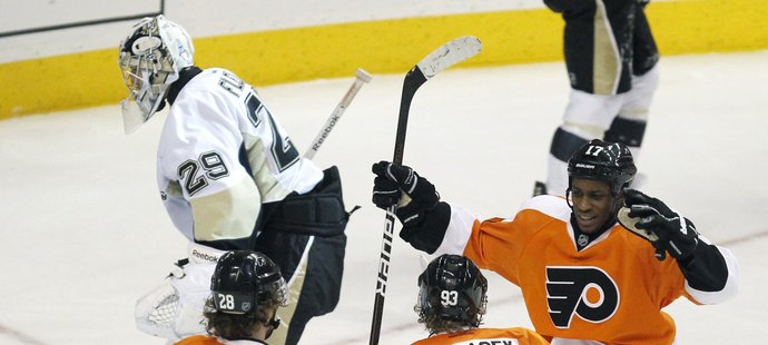 Wayne Simmonds slaví se spoluhráči gól který vstřelil Pittsburghu.