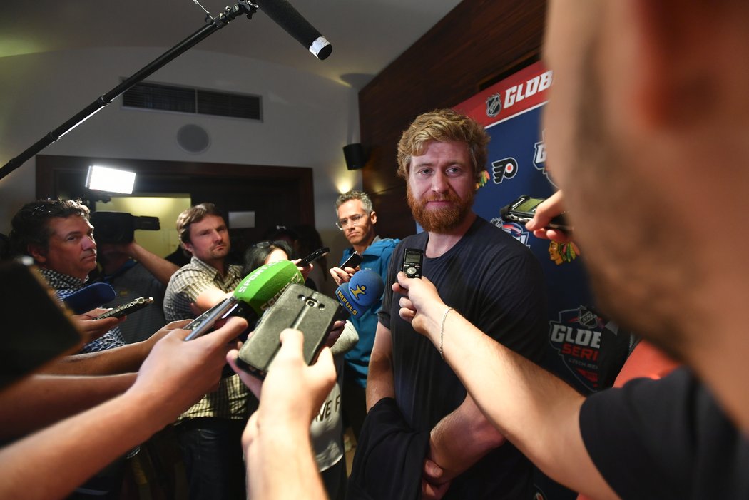 Jakub Voráček hovoří s novináři před pátečním zápasem NHL Global Series v pražské O2 areně proti Chicagu.