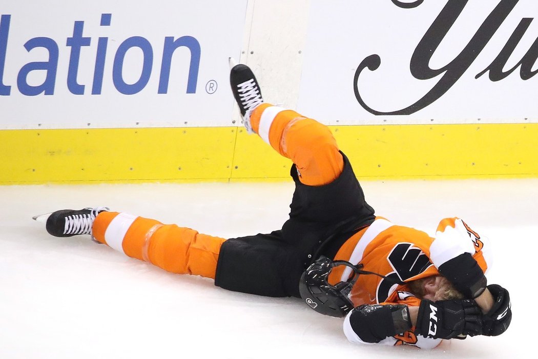 Jakub Voráček se svíjí na ledové ploše Scotiabank Areny v Torontu po neúmyslném zásahu holí od Michala Kempného.