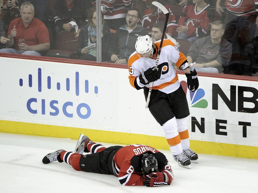 Jakub Voráček sleduje ležícího Zubruse. Toho zasáhl do hlavy Claude Giroux.