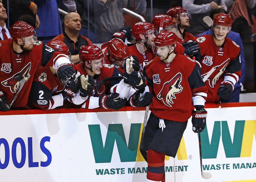 Radim Vrbata se v pátečním utkání NHL podílel třemi asistencemi na výhře Arizony 4:3 nad Winnipegem