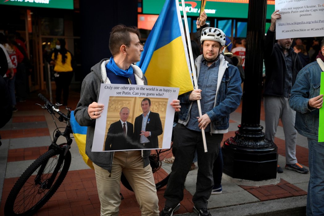 Transparenty v hledišti proti Alexandru Ovečkinovi a Vladimiru Putinovi
