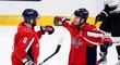 Alexandr Ovečkin slaví se spoluhráči gól č. 739 v NHL
