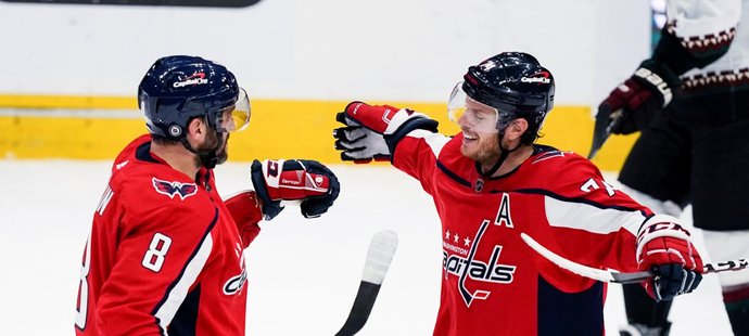 Alexandr Ovečkin slaví se spoluhráči gól č. 739 v NHL