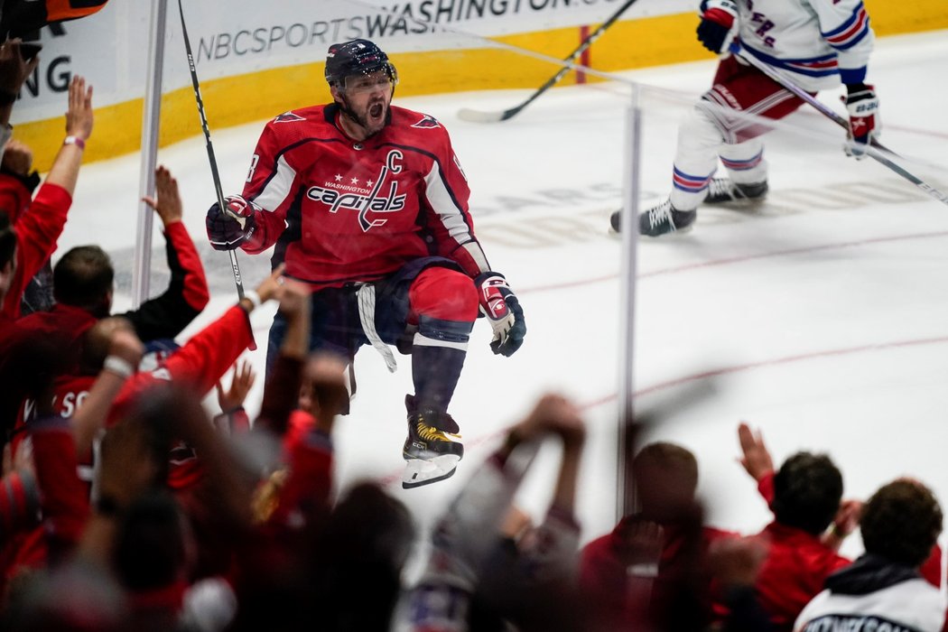 Alex Ovečkin slaví svůj gól č. 732 v NHL