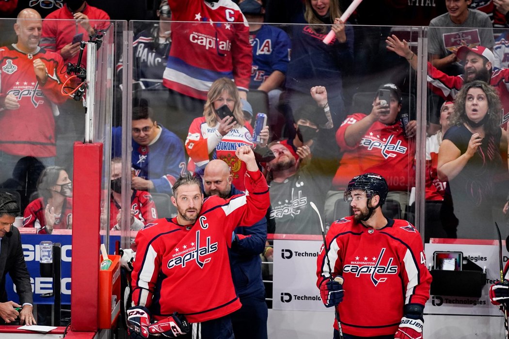 Pátý nejlepší střelec historie NHL Alex Ovečkin děkuje domácím fanouškům ve Washingtonu