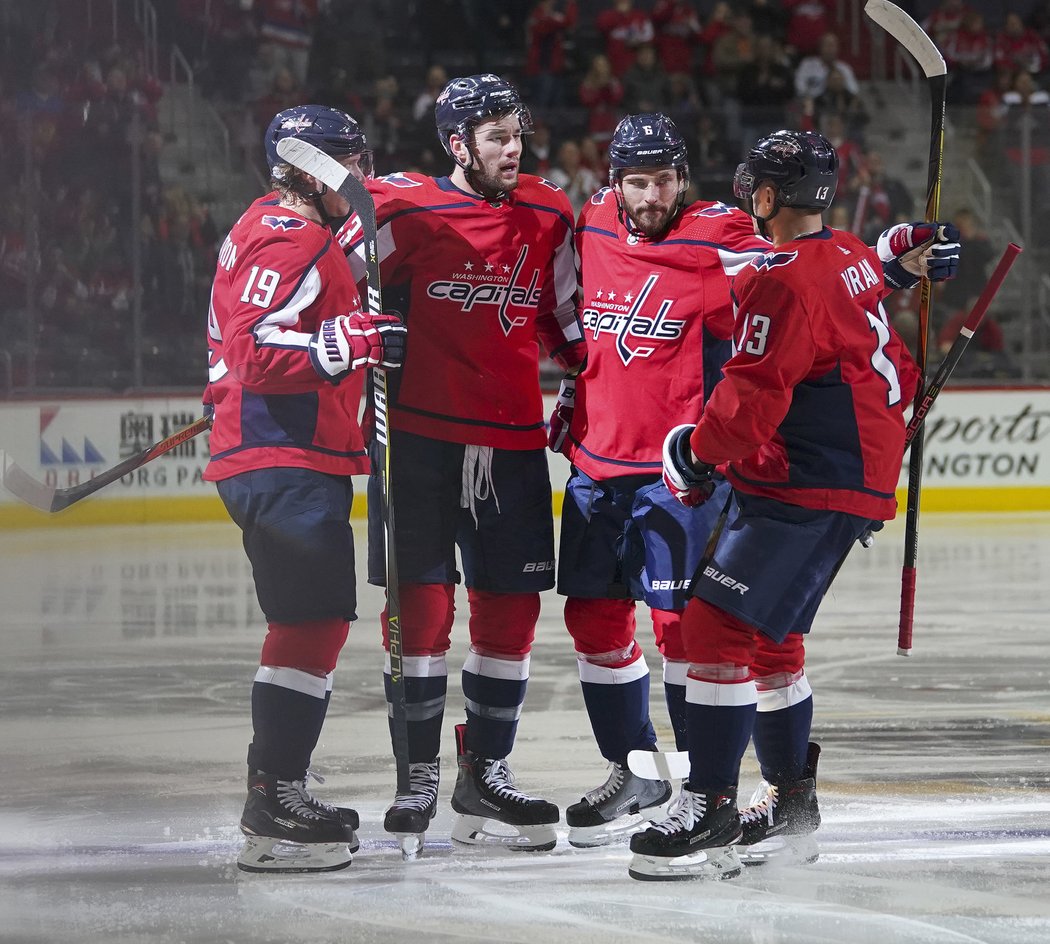 Nicklas Bäckström, Tom Wilson, Michal Kempný a Jakub Vrána slaví gól v síti Ottawy