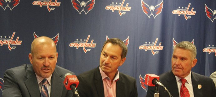 Bývalí hráči Capitals Sylvain Cote, Peter Bondra a Craig Laughlin s rohy.