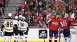 Hokejisté Bostonu se radují z jediné branky utkání na ledě Washingtonu, kterou po asistenci Davida Pastrňáka vstřelil David Krejčí