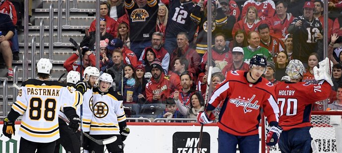 Hokejisté Bostonu se radují z jediné branky utkání na ledě Washingtonu, kterou po asistenci Davida Pastrňáka vstřelil David Krejčí