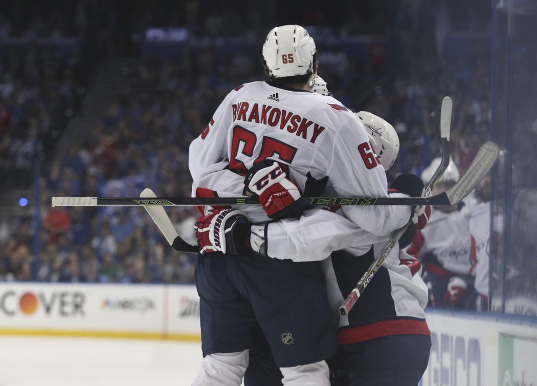 Andre Burakovsky ve druhé části hry skóroval dvakrát