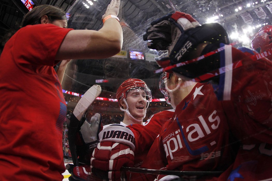 Gólová radost hráčů Capitals přímo s fanoušky