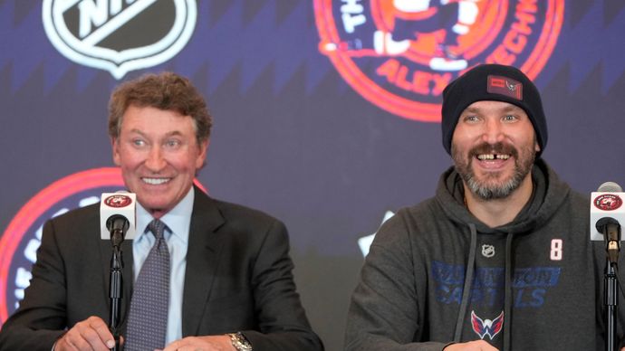 Alexandr Ovečkin, když vyrovnal rekord Waynea Gretzkého v počtu gólů v NHL.