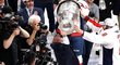 Barry Trotz a Alexander Ovečkin spolu oslavili i nejvyšší metu, zisk Stanley Cupu