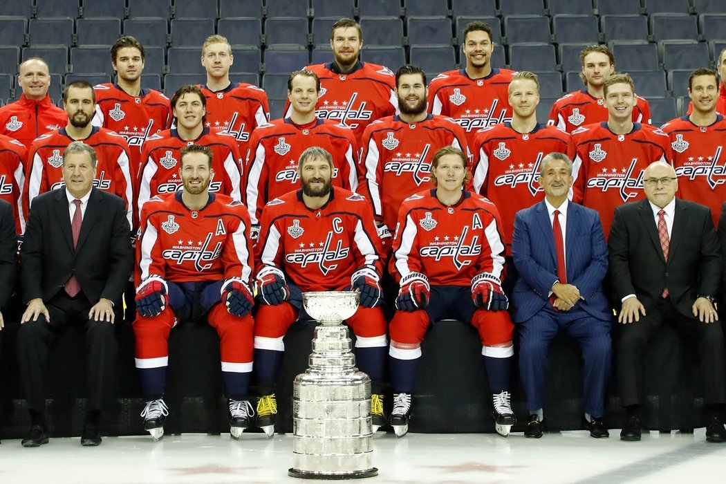 Barry Trotz a Alexander Ovečkin spolu oslavili i nejvyšší metu, zisk Stanley Cupu