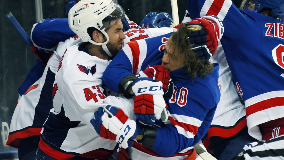 Tom Wilson nejdříve udeřil Pavla Bučněviče, pak si podal i Artěmije Panarina