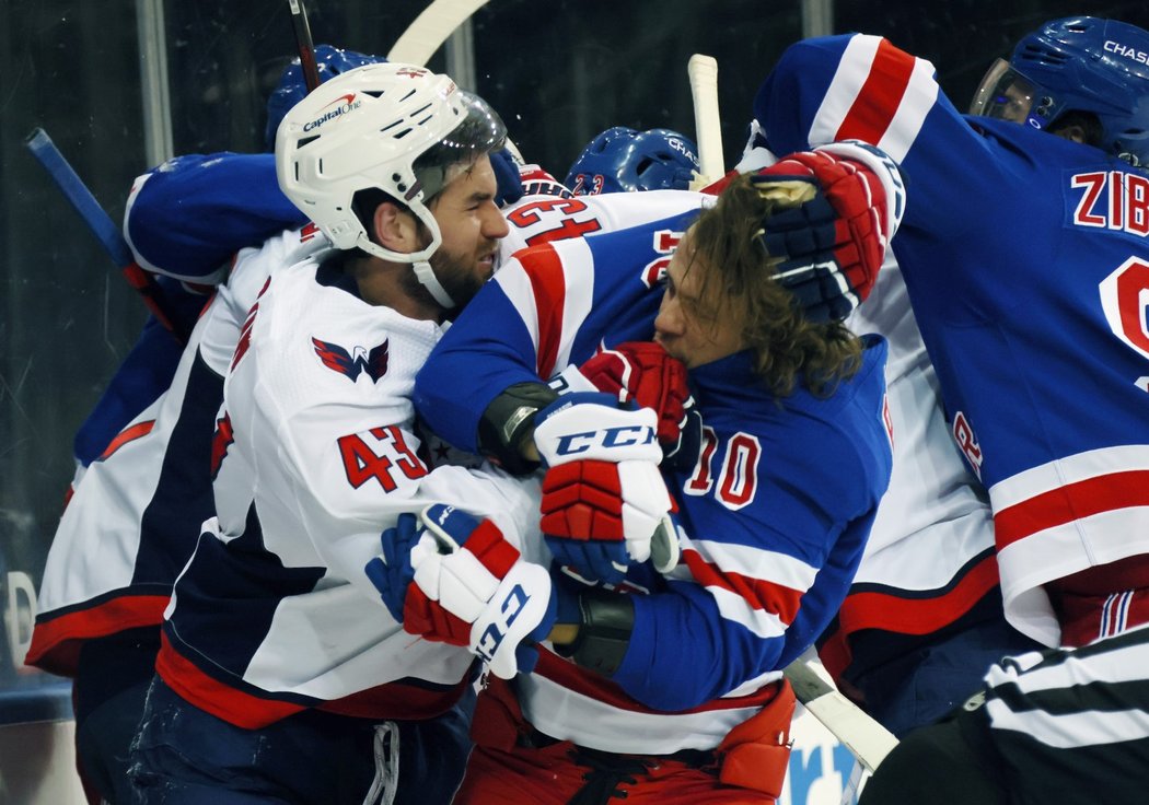 Tom Wilson nejdříve udeřil Pavla Bučněviče, pak si podal i Artěmije Panarina