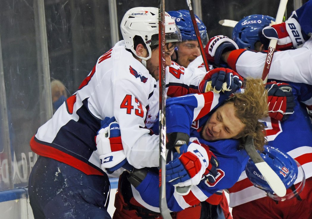 Tom Wilson nejdříve udeřil Pavla Bučněviče, pak si podal i Artěmije Panarina