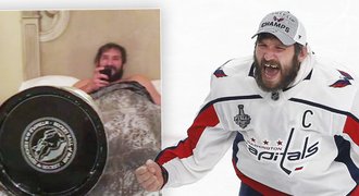 Slavící Ovečkin baví internet: Stanley Cup v posteli, dovádění ve fontáně