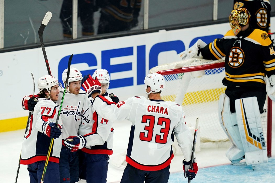 Hokejisté Capitals slaví gól proti Bostonu