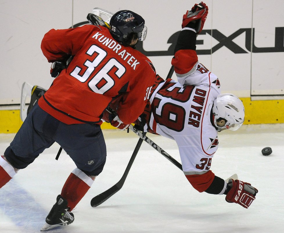 Svůj třetí zápas v NHL odehrál v dresu Washingtonu obránce Tomáš Kundrátek. Tady srazil Dwyera z Caroliny.