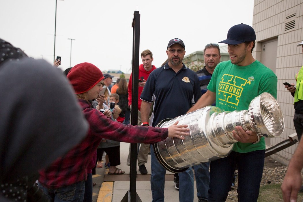 Chandler Stephenson přivezl Stanley Cup ukázat do města Humboldt