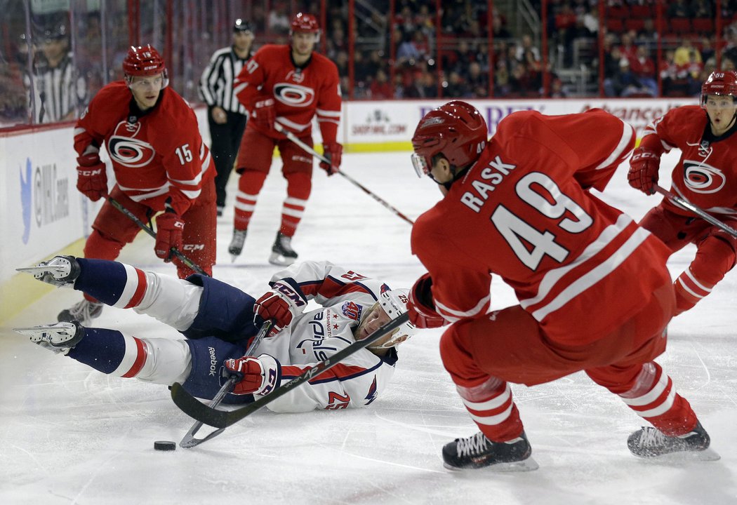 Jason Chimera zvládá hru i na ledě. Přihlíží Andrej Nestrašil (15).