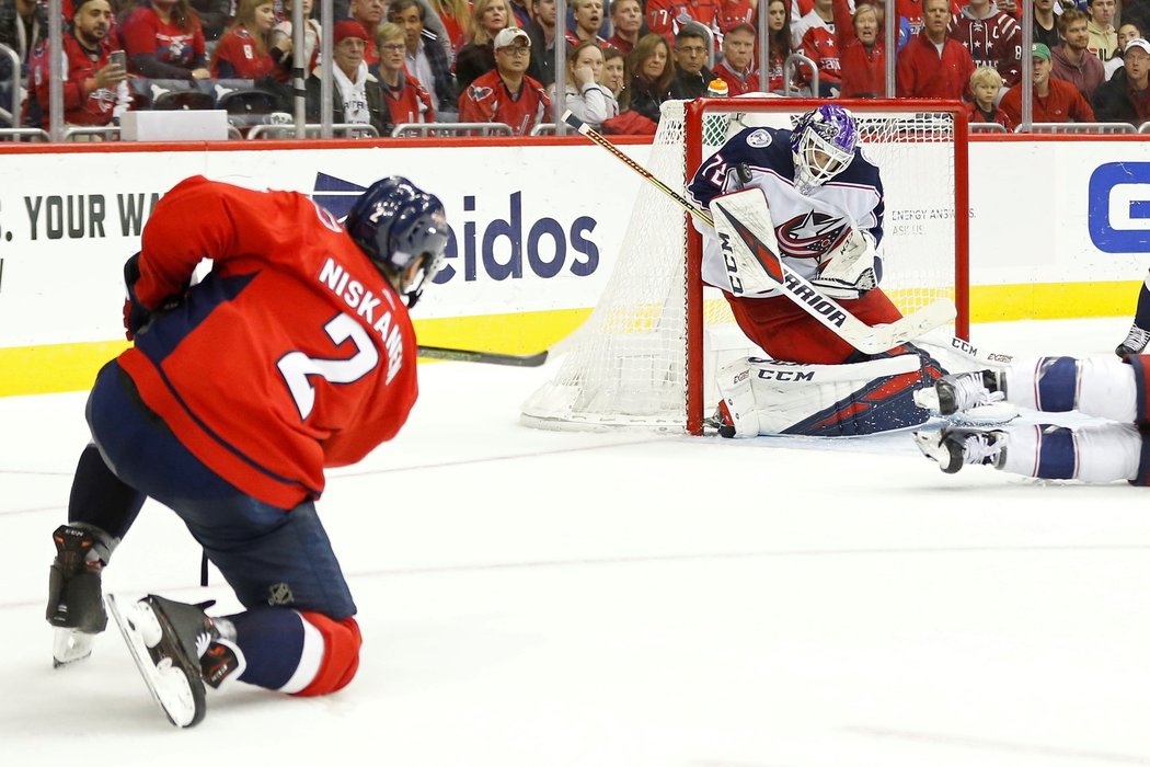 Matt Niskanen z Washingtonu vyzkoušel pozornost brankáře Sergeje Bobrovského z Columbusu, který Blue Jackets vychytal výhru na ledě obhájce Stanley Cupu