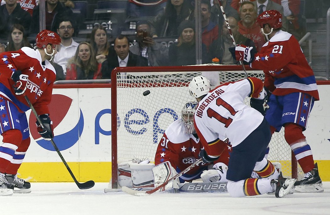 Jonathan Huberdeau střílí, brankář Grubauer nemá šanci