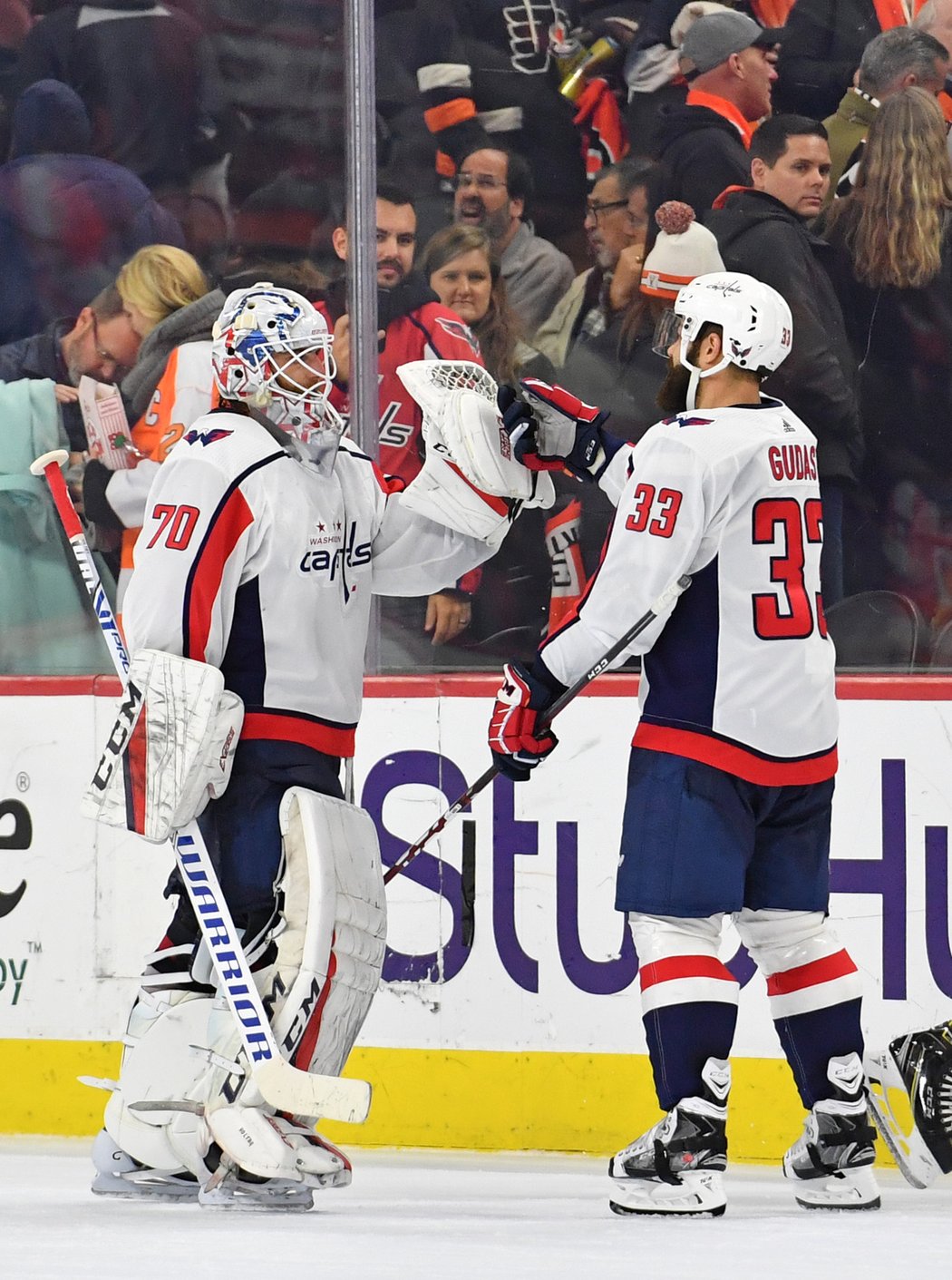 Radko Gudas oslavuje vítězství nad Philadelphií