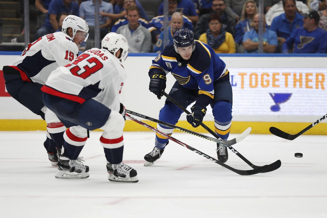 Radko Gudas během své premiéry za Washington brání Sammyho Blaise