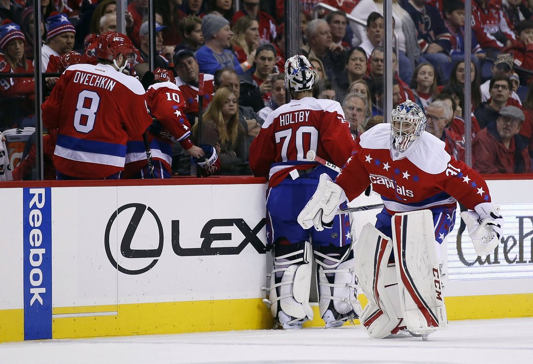 Braden Holtby musel kvůli dehydrataci opustit utkání