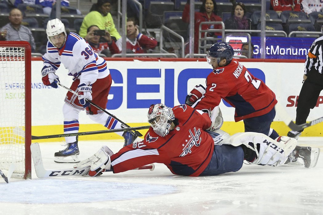 Brankář Braden Holtby se při vítězství nad Rangers zaskvěl 27 zákroky