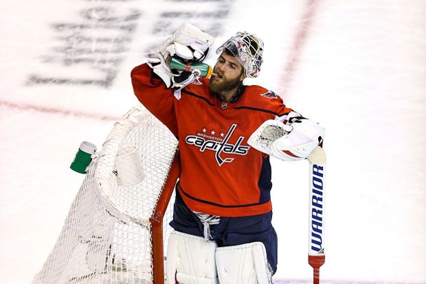 Dlouholetá jednička Washingtonu a vítěz Stanley Cupu z roku 2018 Braden Holtby si vyzkouší trh s volnými hráči. Dlouholetá jednička Washingtonu a vítěz Stanley Cupu z roku 2018 Braden Holtby si vyzkouší trh s volnými hráči.