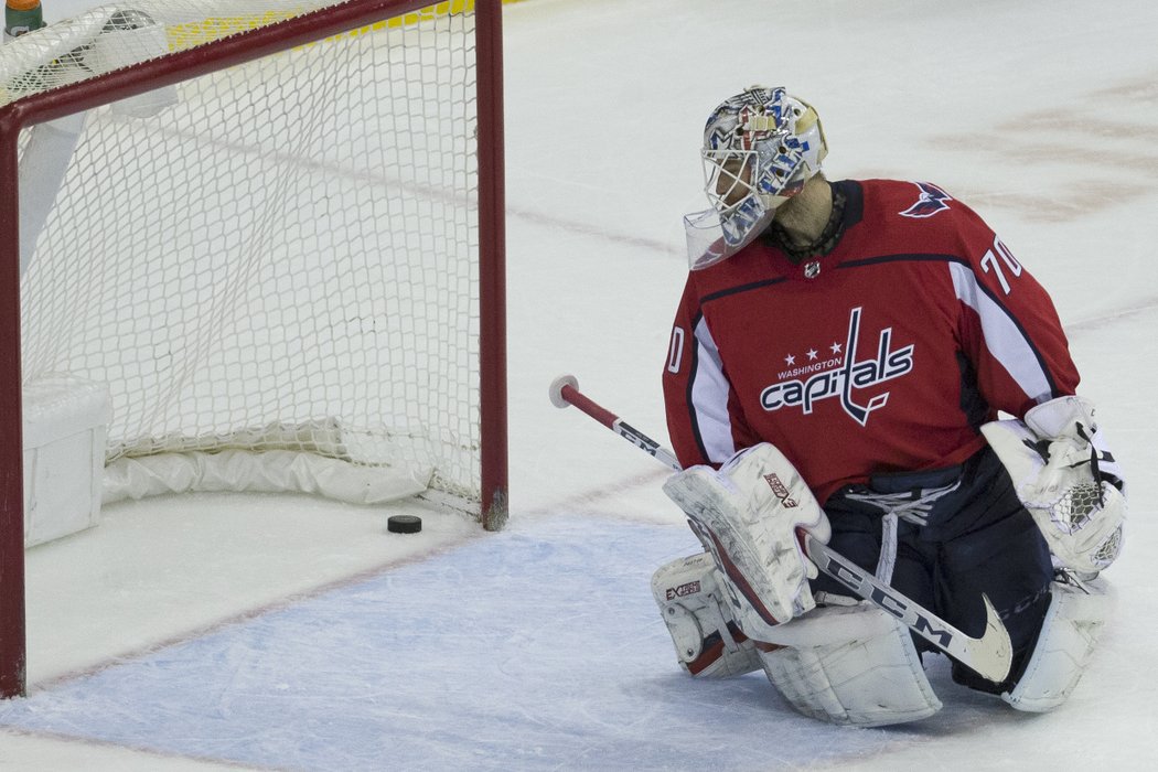 Braden Holtby se ohlíží za sedmým gólem ve své síti, kterým Tomáš Hertl zkompletoval hattrick a ukončil zápas