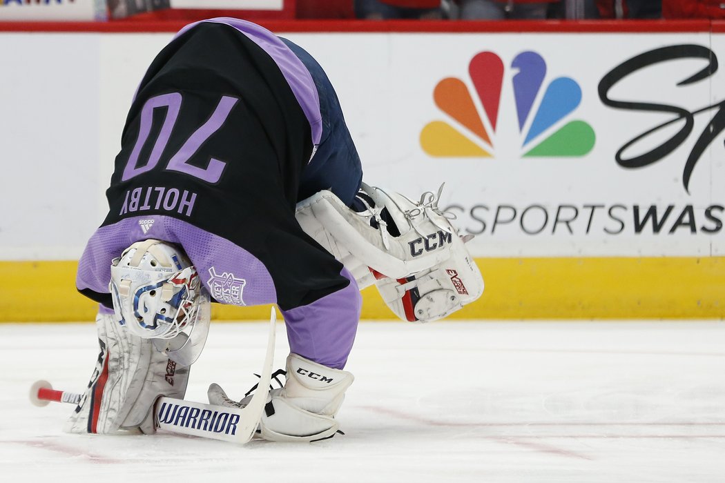 Braden Holtby z Washingtonu se rozcvičuje