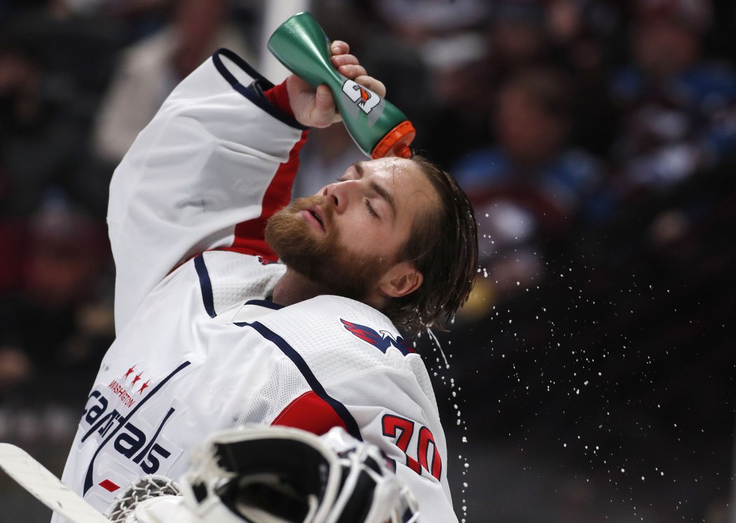 Braden Holtby z Washingtonu se občerstvuje v zápase proti Coloradu