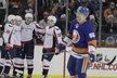 Hokejisté Washingtonu se radují z gólu v zápase proti New Yorku Islanders, druhý zleva asistující Jakub Vrána