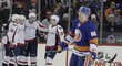 Hokejisté Washingtonu se radují z gólu v zápase proti New Yorku Islanders