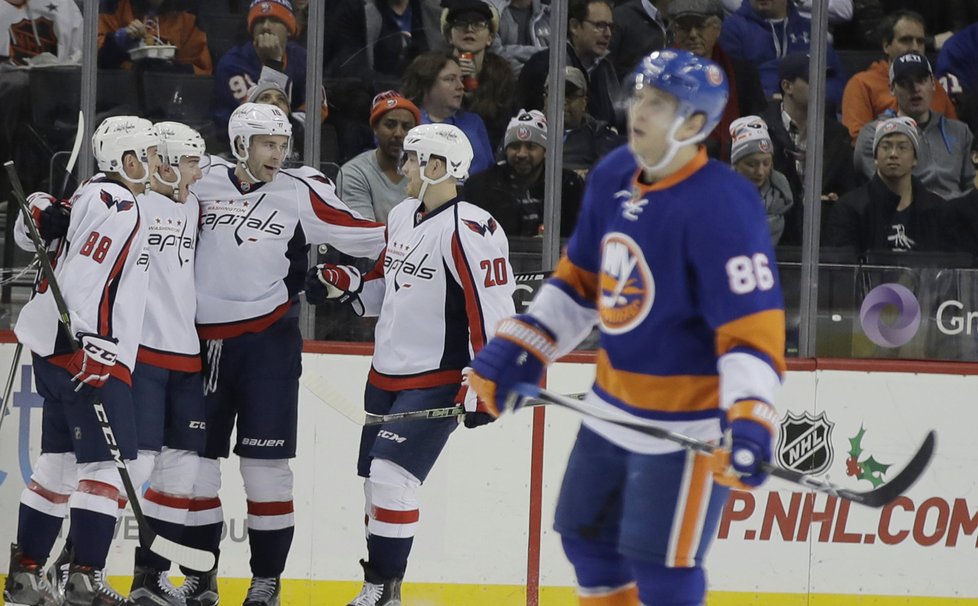 Hokejisté Washingtonu se radují z gólu v zápase proti New Yorku Islanders, druhý zleva asistující Jakub Vrána