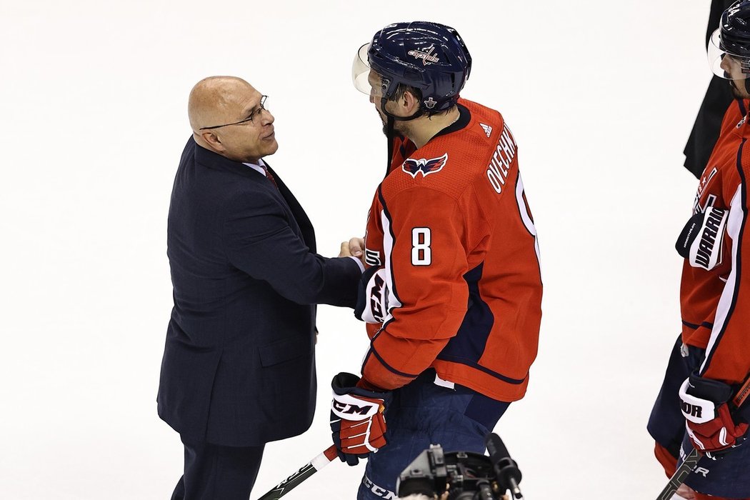 Z postupu se na střídačce Islanders radoval trenér Barry Trotz, který před dvěma lety dovedl Washington k zisku Stanleyova poháru. Klub mu poté odmítl zvýšit plat, proto odešel do New Yorku, s nímž loni vyřadil v úvodním kole Pittsburgh 4:0 a tento rok si vyšlápl na dalšího favorita.