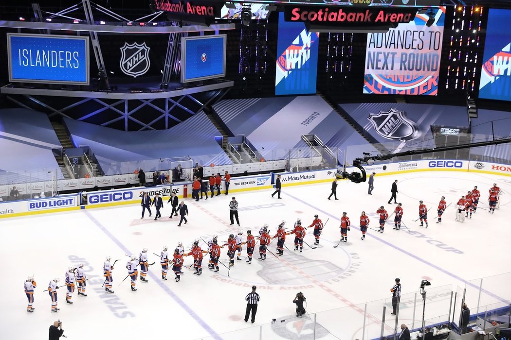 Capitals, kteří před dvěma lety získali Stanleyův pohár, skončili v úvodním kole vyřazovací části podruhé za sebou. Jejich útočník Jakub Vrána v obou play off vůbec nebodoval.