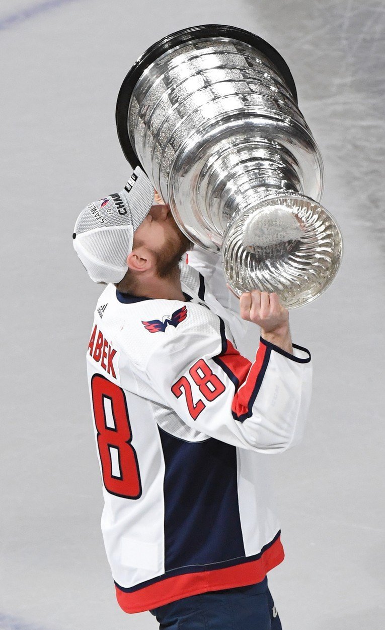 Svou první sezonu v NHL rozdělil Jakub Jeřábek mezi Montreal a Washington