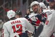 Jakub Vrána rozhodl v pátečním utkání NHL penaltový rozstřel a zařídil Washingtonu výhru na ledě Caroliny 6:5 po samostatných nájezdech.