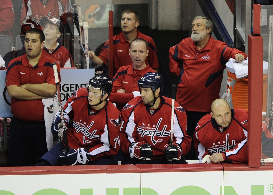 John Carlson, Roman Hamrlík a Tomáš Vokoun na lavičce Washingtonu