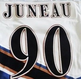 90. Joe Juneau, útočník - Společně s Peterem Bondrou a Olafem Kölzigem ničil kdysi soupeře v dresu Washingtonu. Dvakrát se dostal do finále Stanley Cupu, v obou případech prohrál.